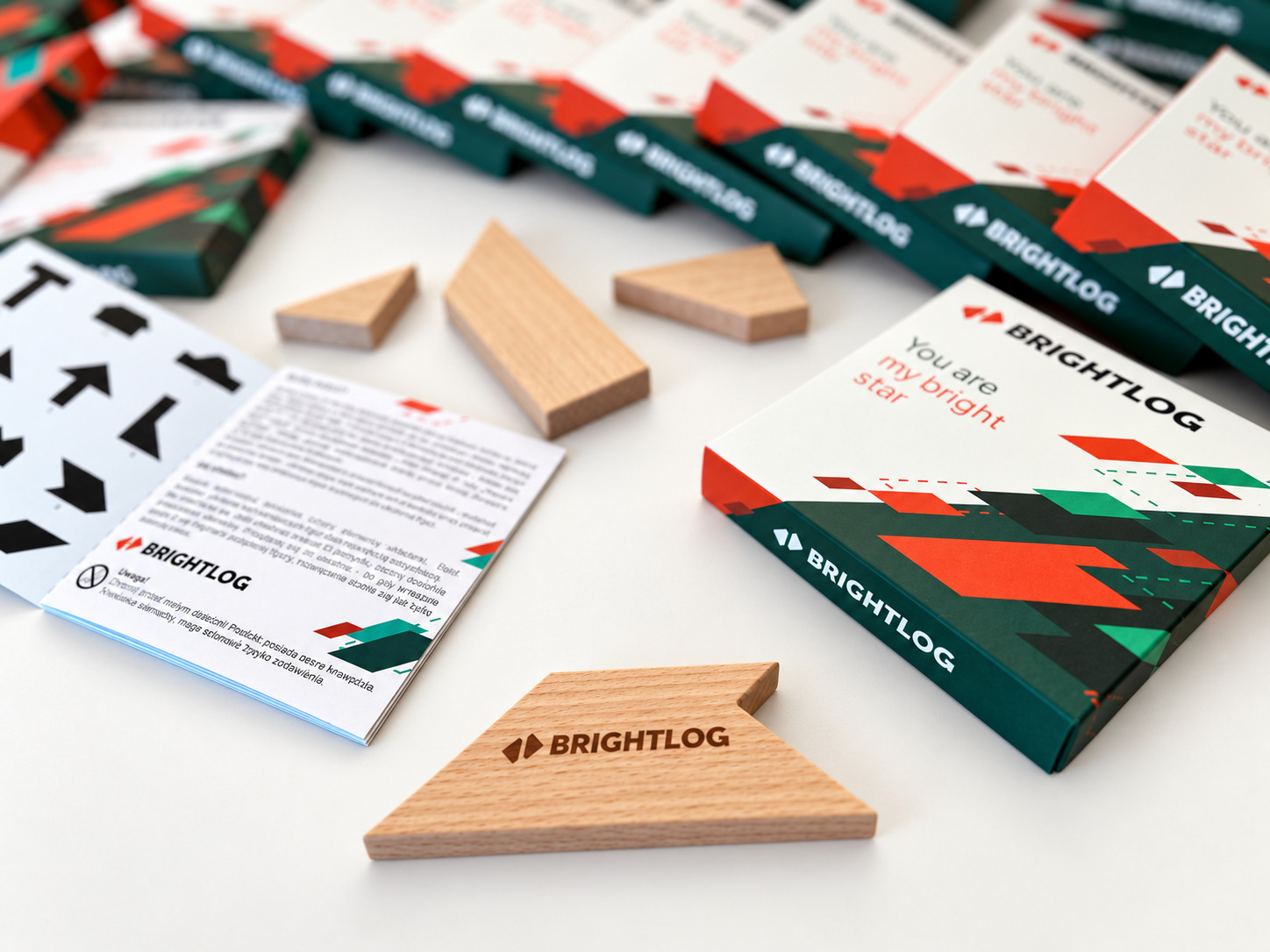BRIGHTLOG — Grawer logo na drewnie